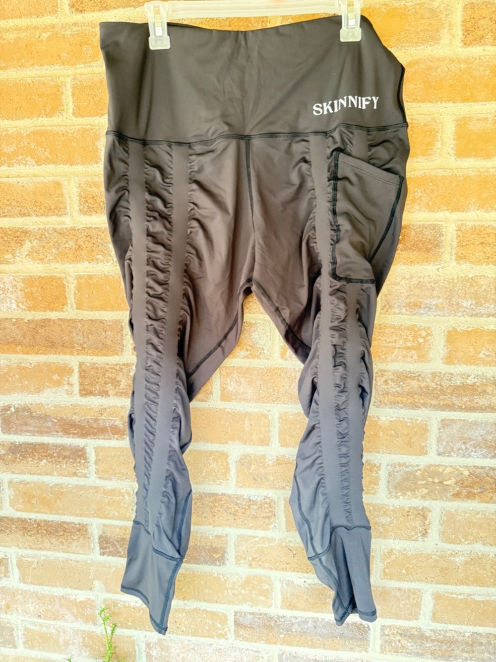 Skinnify Black Ruched Side-Pocket Leggings